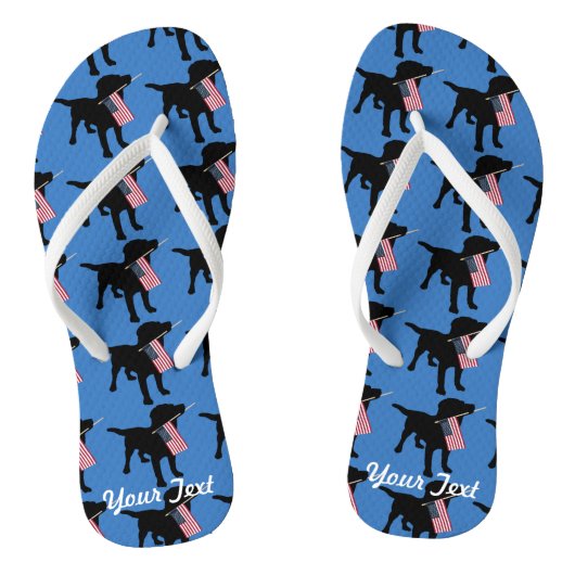 Black Lab Dog holding USA Flag, 4 juli aangepast Teenslippers (Voetbed)