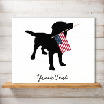Black Lab Dog met Amerikaanse vlag, 4 juli Poster<br><div class="desc">Een zwarte labrador rekende hond silhouette houdt een Amerikaanse vlag in zijn mond klaar voor de vierde juli of een andere patriottische viering. Voeg je eigen tekst toe - "Happy 4th of Juli" of de naam of schrapping van je hond. Dit maakt een schattig, feestelijk ontwerp voor een vierde van...</div>