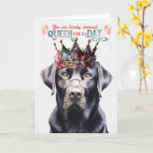 Black Lab Dog Queen voor een dag grappige verjaard Kaart (Gele Bloem)