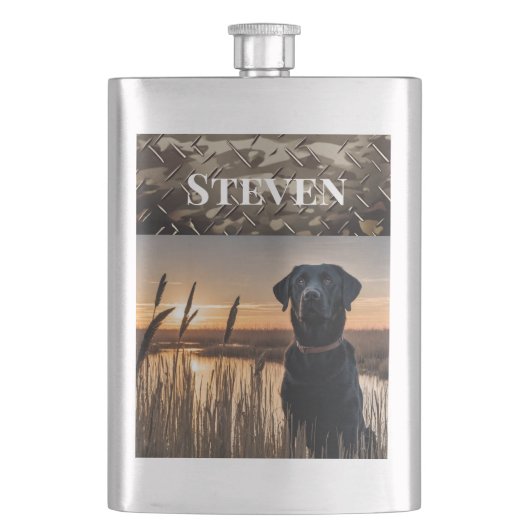 Black Lab Duck Hunting Marsh Camo Buitenshuis Hond Flacon (Voorkant)