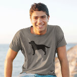 Black Lab Labrador Retriever Hondenras Silhouette T-shirt<br><div class="desc">Dit Black Labrador Retriever silhouet t-shirt is verkrijgbaar in verschillende T-shirt stijlen voor mannen,  vrouwen,  kinderen en baby's. Een cool cadeau voor Black Lab liefhebbers voor elke gelegenheid. Bekijk Jenn’s Doodle World voor meer hondenrassen t - shirts,  waaronder chocolade en gele Labrador Retrievers.</div>