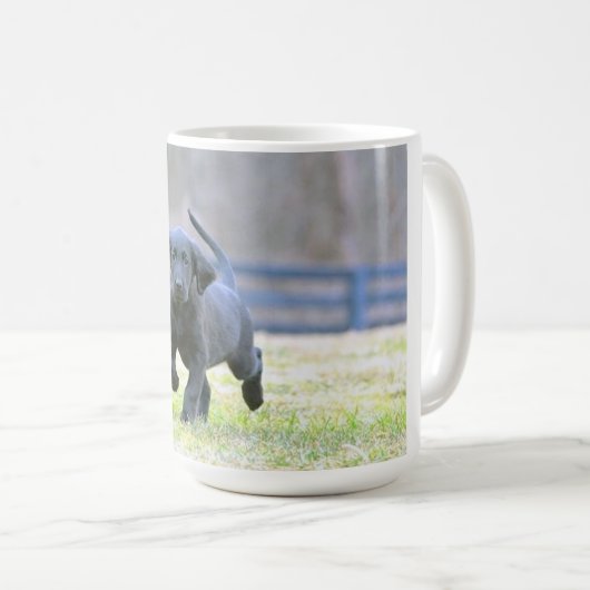 Black Lab Puppy Running Koffiemok (Voorkant rechts)