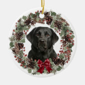 Black Lab Red Bow Pinecone Wreath Personalized Keramisch Ornament (Voorkant)