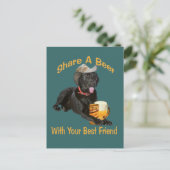 Black Lab Shares A Beer Briefkaart (Staand voorkant)