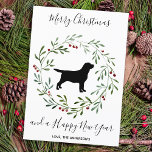 Black Labrador Elegant Dog Merry Kerstmis Feestdagenkaart<br><div class="desc">Stuur kerstfeestdagen dit vakantieseizoen met deze elegante Merry Kerstzwarte labrador in een grote designkaart en een bijbehorende decor. Een prachtig cadeau aan alle Labrador Lovers. Personaliseer je familienaam. Deze zwarte kerstkaart zal een favoriet zijn onder labrador-liefhebbers. Bezoek ons collectie voor de corresponderende zwarte kerstkaarten, thuisdecor en cadeaus. COPYRIGHT © 2020...</div>