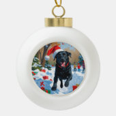 Black Labrador Kerstfeest Sneeuwscène Keramische Bal Ornament (Voorkant)