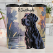 Black Labrador Retriever bij het water Thermosbeker