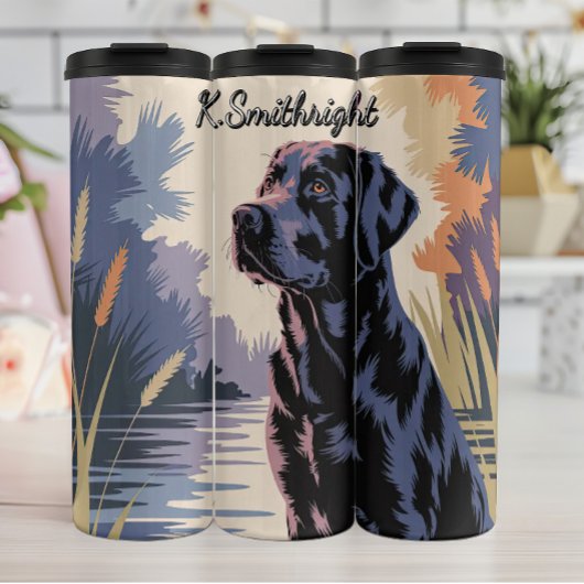 Black Labrador Retriever bij het water Thermosbeker