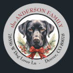 Black Labrador Retriever Christmas Retouradres Ronde Sticker<br><div class="desc">Een mooi portret van een zwarte Labrador Retriever Dog die over een dennenboeg, rode bes en rode boog halve krans kijkt, staat centraal in deze sticker van het retouradres. Het afbeelding is geplaatst op een witte achtergrond en omlijst in zilvergrijs. De tekst in rood en zwart omcirkelt het afbeelding op...</div>