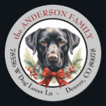 Black Labrador Retriever Christmas Retouradres Ronde Sticker<br><div class="desc">Een mooi portret van een zwarte Labrador Retriever Dog die over een dennenboeg, rode bes en rode boog halve krans kijkt, staat centraal in deze sticker van het retouradres. Het afbeelding is geplaatst op een witte achtergrond en omlijst in zilvergrijs. De tekst in rood en zwart omcirkelt het afbeelding op...</div>