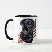 Black Labrador Retriever en Flag Mok (Links)