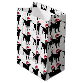 Black Labrador Retriever in Red Santa Hat Medium Cadeauzakje (Voorkant Gekanteld)
