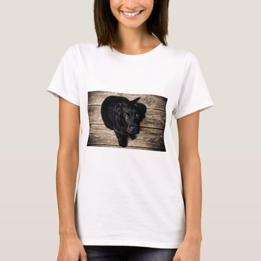 Black Labrador Retriever Puppy op hout T-shirt (Voorkant)