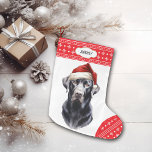 Black Labrador Retriever Santa Hat Grote Kerstsok<br><div class="desc">De voorkant van deze Holiday kous shows een afbeelding van een majestueuze zwarte Labrador Retriever met een kerstmuts. Het afbeelding wordt op een witte achtergrond geplaatst, en de teen- en bovenrand zijn een rood-wit sneeuwvlokpatroon. Op de bovenste rand staat een wit label met uw aangepaste tekst. De achterkant van de...</div>