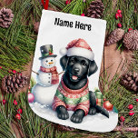 Black Labrador Retriever & Snowman Puppy Dog Grote Kerstsok<br><div class="desc">Op zoek naar het beste cadeau voor uw beste Labrador bekijk onze Labrador Retriever kerstkousen, het perfecte vakantie-accessoire voor elk hondenliefhebber! Kies uit design met zwarte, gele of chocoladelabs. Feestelijke design van kersthonden schattige labs gekleed in hun eigen kerstmutsen, elegant open haard scene ontwerp is gezellige vakantie scène met een...</div>