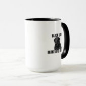 Black Labs maken het leven beter! – Tweekantige mo Mok (Voorkant rechts)