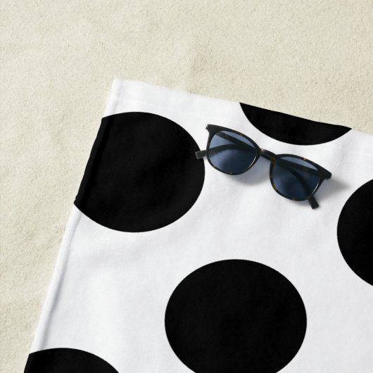 Black Large Polka Dots Pattern Strandlaken (In situ)