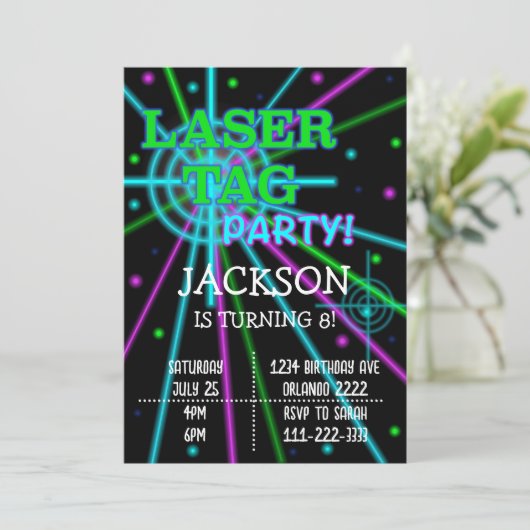 Black Laser Label Verjaardagsuitnodiging Kaart (Staand voorkant)