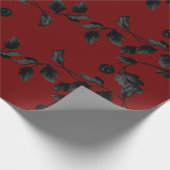 Black Leaf Floral Vine Pattern op Crimson Red Cadeaupapier (Hoek)