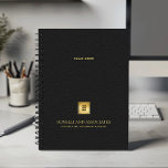 Black Leather Look Gold Business logo en naam Planner<br><div class="desc">Blijf op orde en verhoog uw professionele afbeelding met onze Custom Spiral Planner, met een verfijnd zwart leren ontwerp dat sophisticatie combineert met functionaliteit. Met een aanpasbare vierkante ruimte op de cover kunt u uw zakelijke logo prominent weergeven over een gouden textuur, terwijl twee extra regels bewerkbare tekst ruimte bieden...</div>