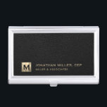 Black Leather Luxury Gold Initiaal Logo Visitekaarthouder<br><div class="desc">Eenvoudig modern luxe design met geborsteld metallisch gouden logo met persoonlijke naam,  titel,  bedrijfsnaam of aangepaste tekst op een zwarte lederen getextureerde achtergrond. Personaliseer voor uw eigen gebruik.</div>
