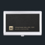 Black Leather Luxury Gold Initiaal Logo Visitekaarthouder<br><div class="desc">Eenvoudig modern luxe design met geborsteld metallisch gouden logo met persoonlijke naam,  titel,  bedrijfsnaam of aangepaste tekst op een zwarte lederen getextureerde achtergrond. Personaliseer voor uw eigen gebruik.</div>