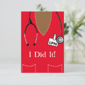 Black LPN Nurse Afstuderen Invitation Scrub #90 Kaart (Staand voorkant)