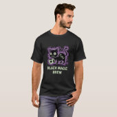 Black Magic Brew Kat Koffie Halloween Design T-shirt (Voorkant volledig)