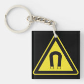 Black Magnet Yellow Sign Sleutelhanger (Voorkant)