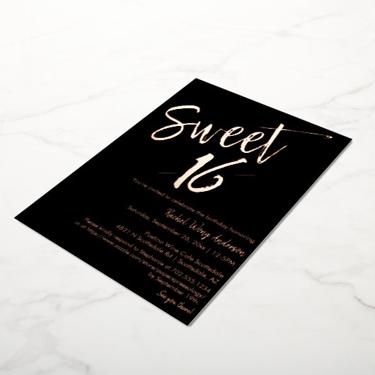 Black Minimalist Sweet 16th Birthday Roos Gold Folie Uitnodiging (Gedraaid)