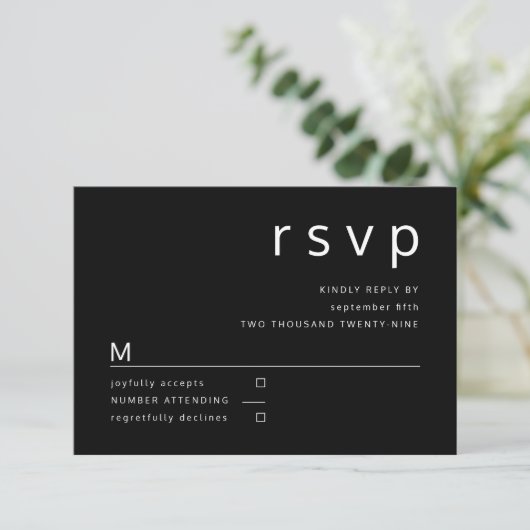 Black Minimalist Typography Wedding RSVP Kaartje (Staand voorkant)