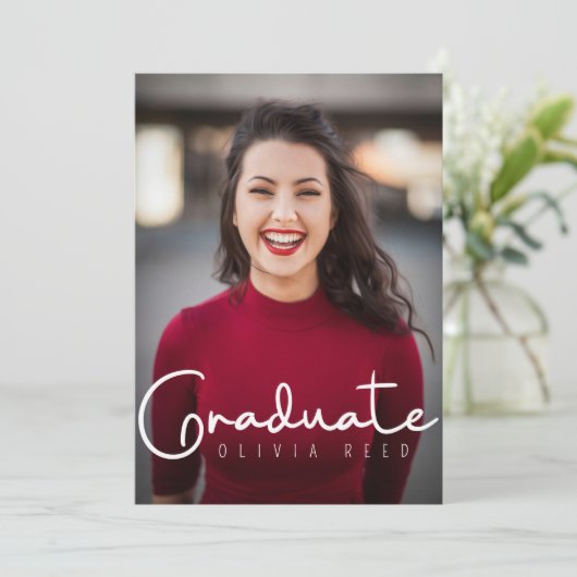 Black Modern Calligraphy Afstuderen Uitnodiging (Staand voorkant)