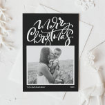 Black Modern Calligraphy Photo Merry Kerstry Feestdagenkaart<br><div class="desc">Vrolijk kerstfeest! Stuur kerstwensen naar familie en vrienden met deze aanpasbare foto-kerstkaart. Het kenmerkt moderne kalligrafie en een eenvoudig manuscript op een zwarte achtergrond. Pas deze moderne kalligrafie-kerstkaart aan door uw foto,  bericht en namen toe te voegen. Deze moderne kerstkaart is beschikbaar op andere kaarten.</div>