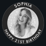 Black Modern Classic Happy 21st Birthday Foto Ronde Sticker<br><div class="desc">Schattigee 21e Verjaardag Happy Birthday Custom zwart-wit Foto stickers voor uw zoon of dochter verjaardagsfeestje. Ze zijn voorzien van een leuke aanpasbare tekst en afbeelding. Perfect voor uitnodigingen en feestzakgoodies.</div>