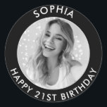 Black Modern Classic Happy 21st Birthday Foto Ronde Sticker<br><div class="desc">Schattigee 21e Verjaardag Happy Birthday Custom zwart-wit Foto stickers voor uw zoon of dochter verjaardagsfeestje. Ze zijn voorzien van een leuke aanpasbare tekst en afbeelding. Perfect voor uitnodigingen en feestzakgoodies.</div>