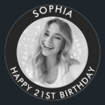 Black Modern Classic Happy 21st Birthday Foto Ronde Sticker<br><div class="desc">Schattigee 21e Verjaardag Happy Birthday Custom zwart-wit Foto stickers voor uw zoon of dochter verjaardagsfeestje. Ze zijn voorzien van een leuke aanpasbare tekst en afbeelding. Perfect voor uitnodigingen en feestzakgoodies.</div>
