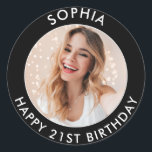 Black Modern Classic Happy 21st Birthday Foto Ronde Sticker<br><div class="desc">Schattigee 21e verjaardag Happy Birthday Custom Photo stickers voor het verjaardagsfeest van uw zoon of dochter. Ze zijn voorzien van een leuke aanpasbare tekst en afbeelding. Perfect voor uitnodigingen en feestzakgoodies.</div>