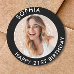 Black Modern Classic Happy 21st Birthday Foto Ronde Sticker<br><div class="desc">Schattigee 21e verjaardag Happy Birthday Custom Photo stickers voor het verjaardagsfeest van uw zoon of dochter. Ze zijn voorzien van een leuke aanpasbare tekst en afbeelding. Perfect voor uitnodigingen en feestzakgoodies.</div>