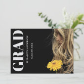 Black Modern Minimalist Graduation Aankondiging (Staand voorkant)
