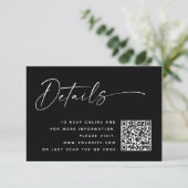 Black Modern Minimalist Wedding Details | QR Code Informatiekaartje (Staand voorkant)