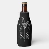 Black Modern Script Specialized Groomsmen Bottle Flesjeskoeler (Fles Voorkant)
