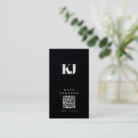 Black Modern Solid Monogram Initiaal QR Code Visitekaartje (Staand voorkant)