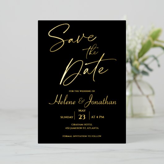 Black Monogram Gold Foil Save the Date Invitation Folie Uitnodiging (Staand Voorkant)