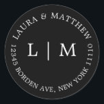 Black Monogram Wedding Ronde Sticker<br><div class="desc">Moderne en minimalistische bruiloft Sticker met uw twee initiaal monogram en adres. Een eenvoudig ontwerp dat nog steeds als chique en stijlvol overkomt. Deze enveloppen zijn een geweldige manier om een elegante touch toe te voegen aan uw bruiloft uitnodiging suite.</div>