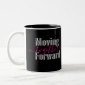 Black Moving Forward Together Typography Mug Tweekleurige Koffiemok (Links)