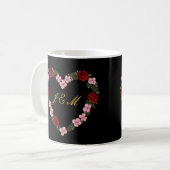 Black mug with pink and red hearts koffiemok (Voorkant links)