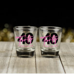 Black Neon Pink 40th Birthday Shot Glass Shot Glas<br><div class="desc">Viel met dit neonteken geïnspireerde 40e verjaardagsbril. Pas uw eigen bericht of naam aan.</div>