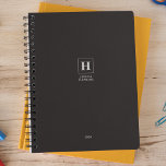 Black Noir Classic Monogram Persoonlijk Wekelijks Planner<br><div class="desc">Eenvoudige persoonlijke briefpapier jaarlijkse planner met een klassiek monogram in een vierkante rand. Jaarplanner (12 maanden) met open maandelijkse overzichten en wekelijkse planningsbladen. Contacteer ons voor hulp bij personalisatie.</div>
