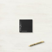 Black Notes with Bunches of White Vintage Flowers (Op bureau)