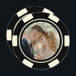 Black Off White Poker Chip Wedding Elopement Kaart<br><div class="desc">Verraadd je vrienden en familie door ze deze zwarte en witte pokerspaander te sturen die de foto's op de bruiloft ontwikkelt en/of uitnodigingen voor feestjes. Ze wachten vol ongeduld om bij je te zijn op deze leuke viering.</div>